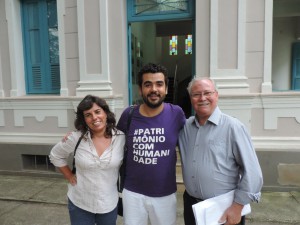  Da esq. para direita, Ilca e Rafa, do Movimento Salve Santa Tereza e João Bosco, presidente da ACBST 