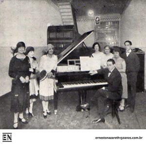 Casa Di Franco - São Paulo, 1926, onde Nazareth era encontrado com frequência tocando piano. Coleção Luiz Antonio de Almeida.