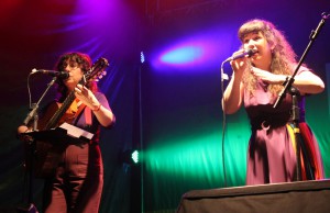 As cantoras Aurélie e Verioca, no palco