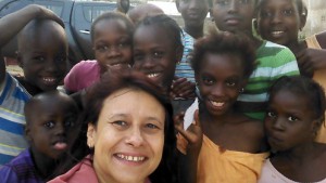 Carem Abreu com crianças Dakar