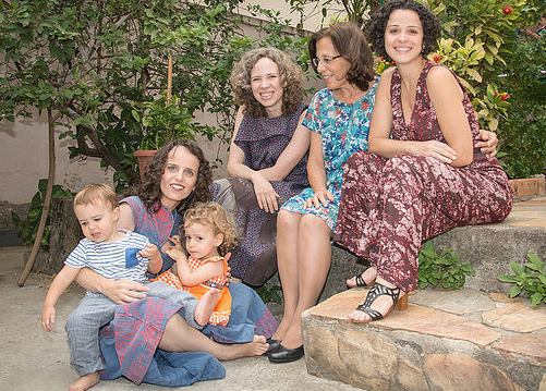 Patricia, com o Gael e a Lina no colo, Ana Flávia, dona Silvia e Cristina