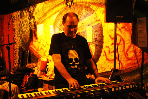 Chico  Moura tocando em teclado na rua no Bar do Orlando
