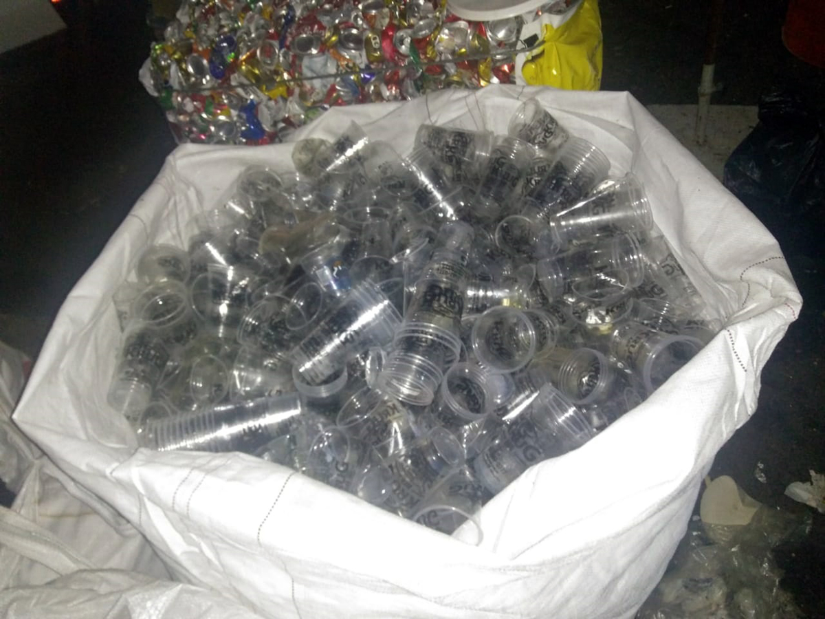 REde Lixo Zero recolhe resíduos no mercado latas e copos descartáveis
